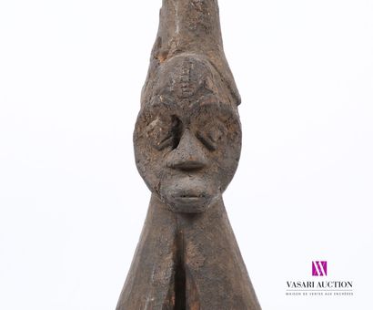 null NIGERIA, EKET
Cimier à deux têtes en bois sculpté
Haut. : 44 cm
Sur socle
