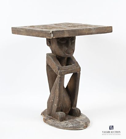 null AFRIQUE
Table d'appoint en bois sculpté figurant un homme accroupié riant, le...