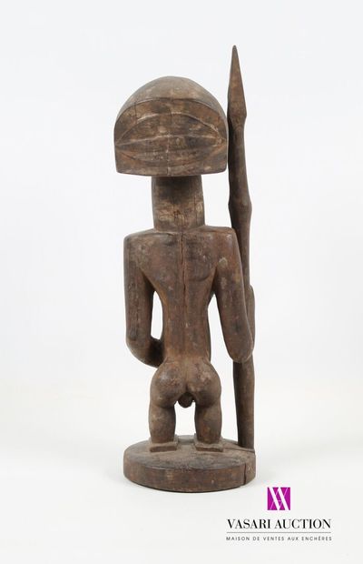 null AFRIQUE
Statue cultuelle en bois sculpté figurant un guerrier tenant une lance
(fentes...