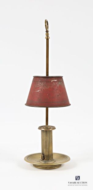 null Bougeoir en bronze en forme de colonne, il repose sur une base ronde ourlée...