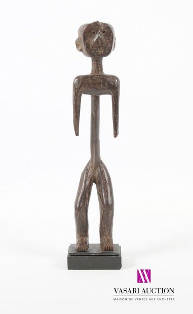 null TANZANIE, ZIGUA
Statuette en bois figurant un homme aux bras angulaires, le...