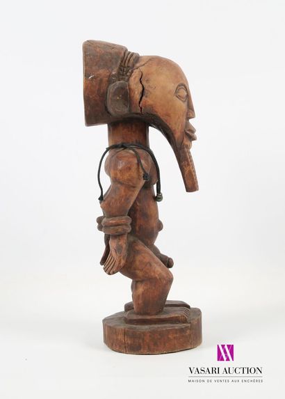 null AFRIQUE
Statue cultuelle en bois sculpté figurant un homme les mains noués derrière...