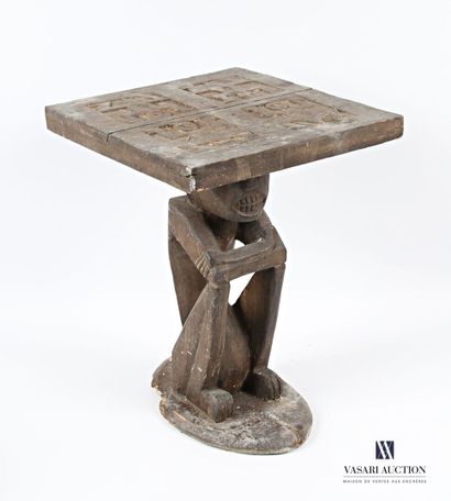 null AFRIQUE
Table d'appoint en bois sculpté figurant un homme accroupié riant, le...