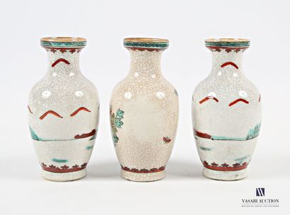 null JAPON 
Trois vases en céramique craquelé traité en polychromie, l'un à décor...