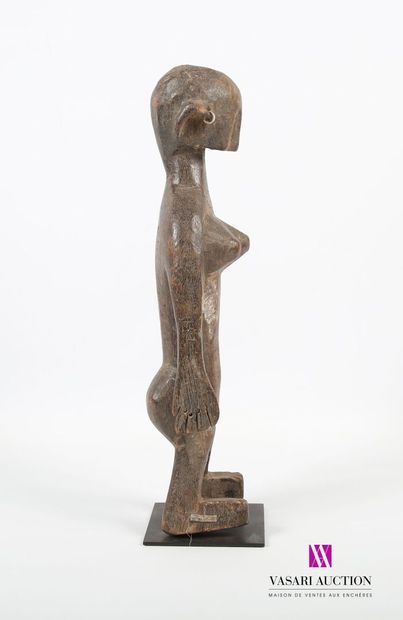 null MALI, BAMBARA
Statuette en bois représenta une femme debout, les oreilles percées,...