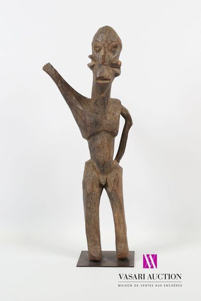 null BURKINA FASO, LOBI
Statue bateba en bois figurant un homme debout, le bras droit...