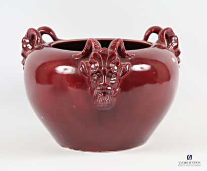 null Vasque en céramique rouge sang de boeud de forme ronde à décor de trois prises...