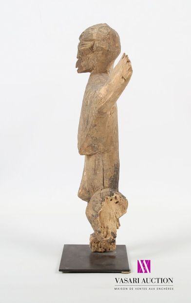 null BURKINA FASO, LOBI
Statue en bois sculpté figurant une femme les bras levés.
Haut....