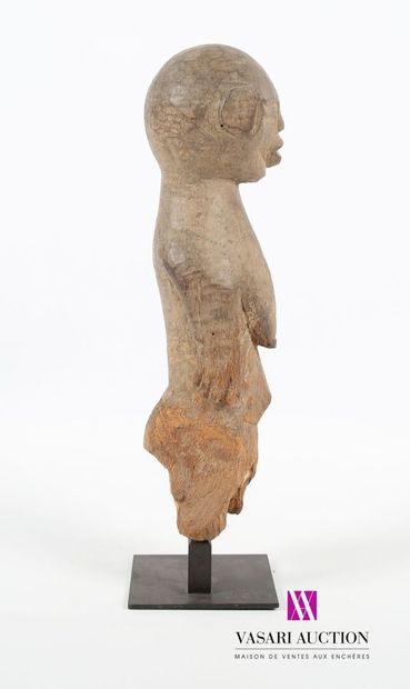 null BURKINA FASO, LOBI
Statuette en bois sculpté figurant une femme
Haut. : 33 cm
Sur...