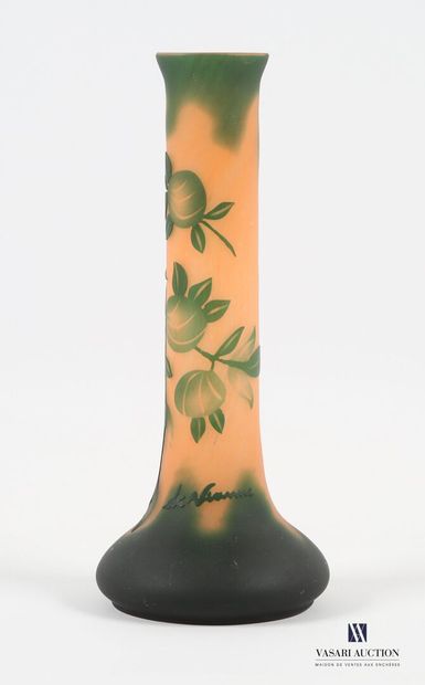 null DE VIANNE
Vase soliflore en verre à décor multicouche polychrome de végétaux...
