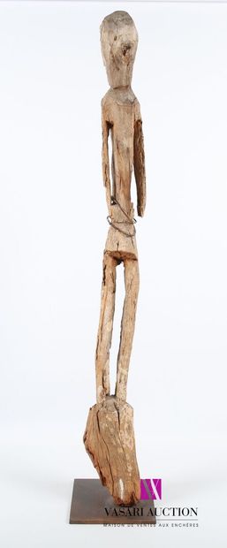 null BENIN, FON
Statue poteau bocchio, sculptée dans un tronc, représentant un personnage...
