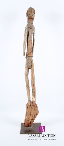 null BENIN, FON
Statue poteau bocchio, sculptée dans un tronc, représentant un personnage...
