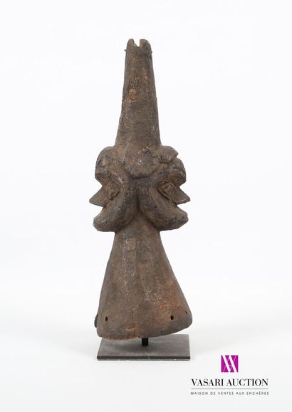 null NIGERIA, EKET
Cimier à deux têtes en bois sculpté
Haut. : 44 cm
Sur socle
