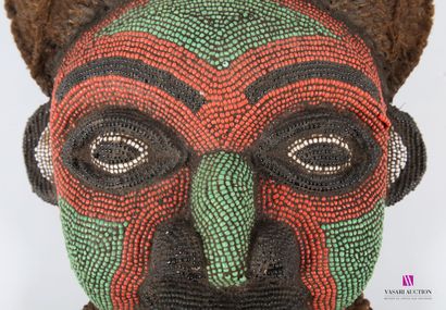 null CAMEROON - BAMILÉKÉ
Carved wooden mask covered with colored beads, headdress...