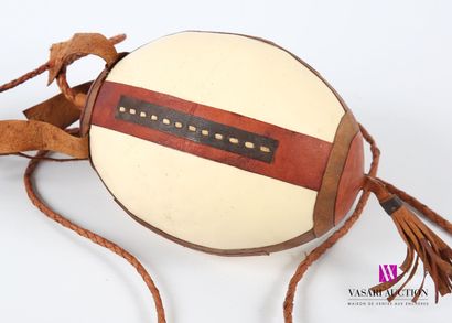 null Lot comprising an ostrich egg sheathed in tinted leather bangs (pitting, minor...
