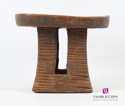 null CAMEROUN - BAMILÉKÉ
Tabouret de chef coutumier en bois monoxyle sculpté, l'assise...
