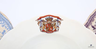 null Plate in white Limoges porcelain, the rim decorated with a coat of arms bearing...
