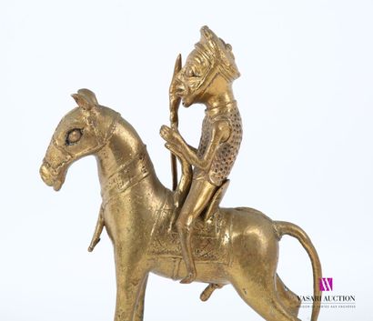 null CAMEROUN
Guerrier sur son cheval en bronze à patine doré 
XXème siècle
Haut....