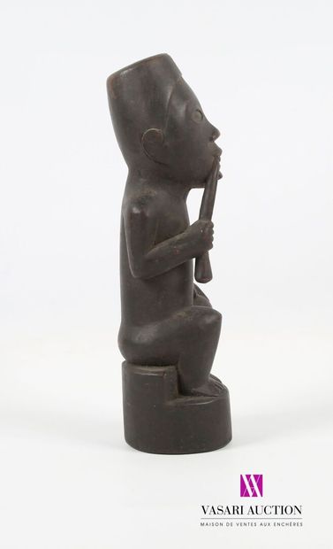 null AFRIQUE
Statue cultuelle en bois sculpté figurant une homme tenant un baton...