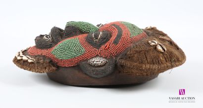 null CAMEROON - BAMILÉKÉ
Carved wooden mask covered with colored beads, headdress...