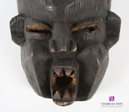 null CAMEROUN
Masque en bois sculpté, tête expressive, bouche ouverte et dents visibles...