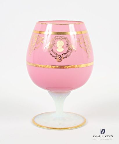 null Vase ballon en verre opalin rose et blanc et rehauts dorés, il présente un profil...