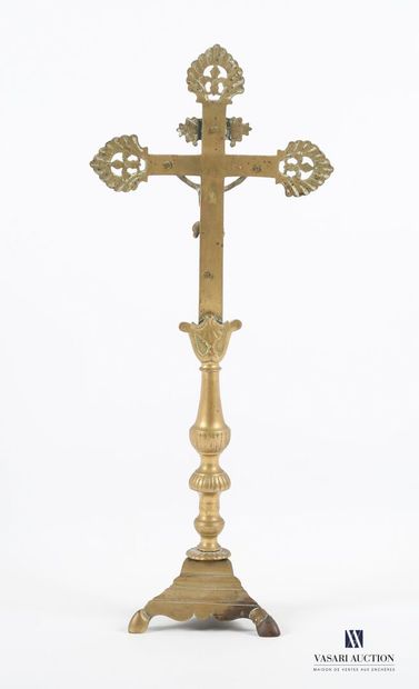 null Crucifix en laiton, la croix orné de fleurs de lys aux extrémités, il repose...