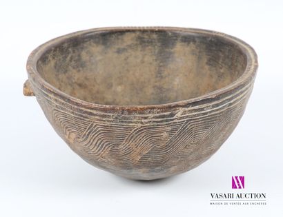 null Carved wooden bowl, the body engraved with interlaced linear motifs, it has...