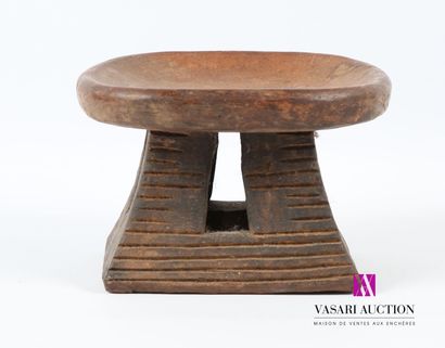 null CAMEROON - BAMILÉKÉ
Customary chief's stool in carved and patinated monoxyl...
