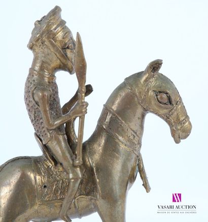 null CAMEROUN
Guerrier sur son cheval en bronze à patine doré 
XXème siècle
Haut....