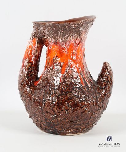 null Vase de forme libre en céramique traité en polychromie dans les tons bruns,...