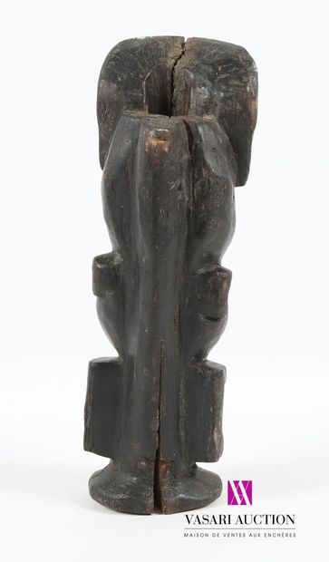 null Statue totem en bois sculpté à patine foncée figurant un personnage anthropomorphe,...
