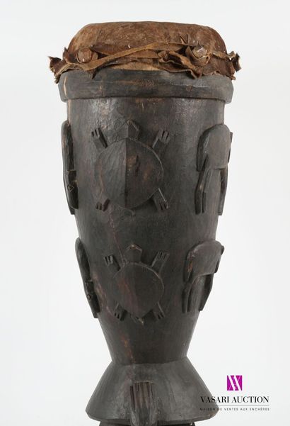 null IVORY COAST
Carved wood and skin ceremonial drum, the body decorated with animals...