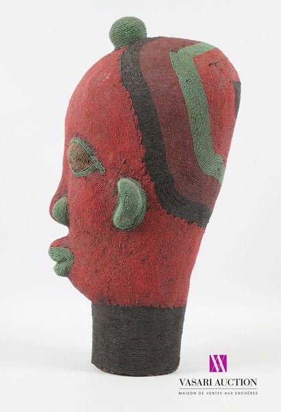 null CAMEROON - BAMILÉKÉ
Large royal head in terracotta covered with pearls
20th...