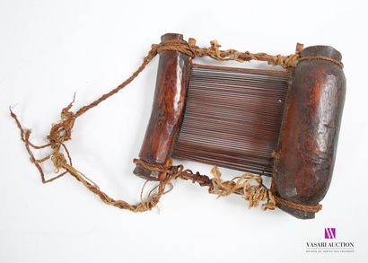 null AFRICA
Wooden loom element with cords.
20th century
(small crack, wear and tear)
Height...