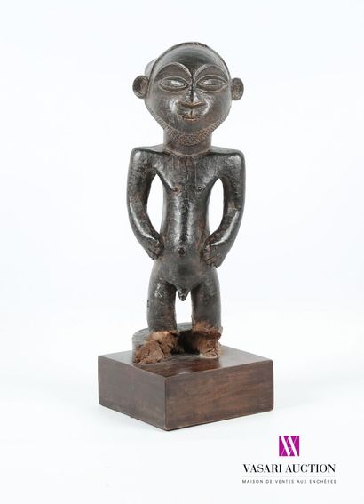 null AFRIQUE
Statue cultuelle en bois sculpté figurant un homme à coiffe les mains...