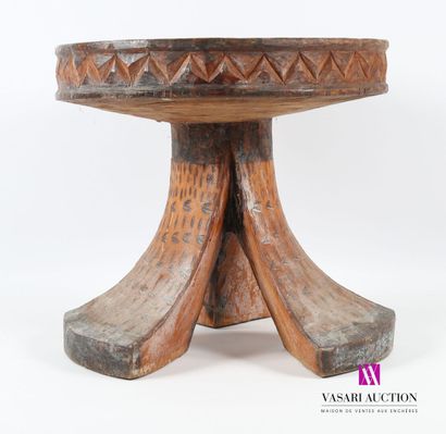 null CAMEROON - BAMILÉKÉ
Carved and patinated wood stool, the round, hollowed seat...