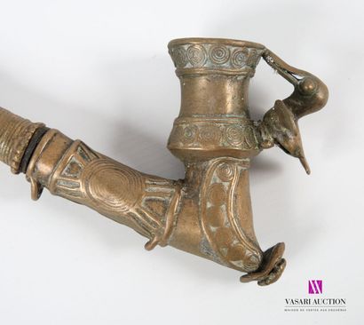 null BAMOUN - CAMEROON
Bronze pipe, the scabbard decorated with a bird
20th century
(wear,...