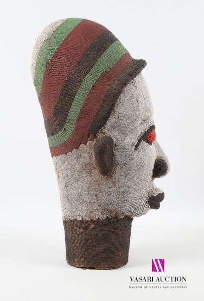 null CAMEROON - BAMILÉKÉ
Large Bamiléké royal head in terracotta covered with pearls
20th...