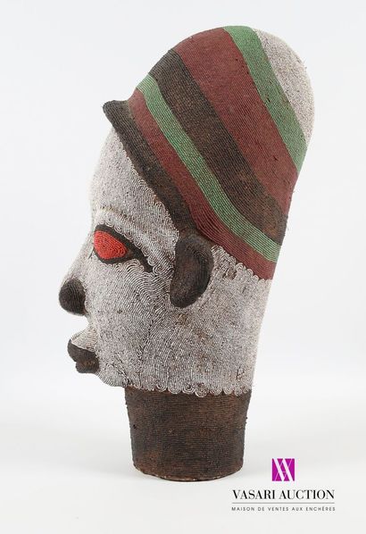 null CAMEROON - BAMILÉKÉ
Large Bamiléké royal head in terracotta covered with pearls
20th...