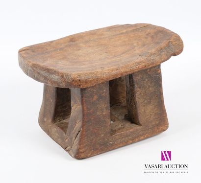 null CAMEROON - BAMILÉKÉ
Carved wooden stool, resting on four legs joined by crotch...