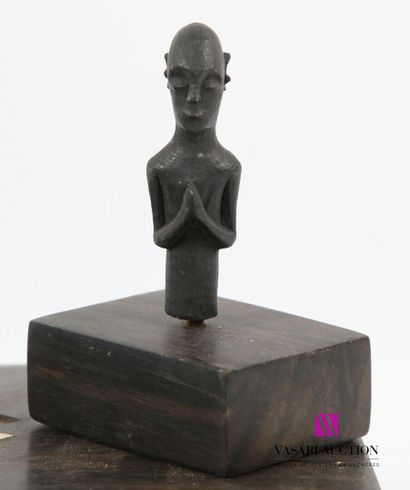 null Ebony lot comprising a box with geometrical motifs inlaid in bone, 20th century...