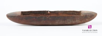 null Carved wood pirogue-shaped pocket organizer 
(wear, cracks)
Length: 27 cm