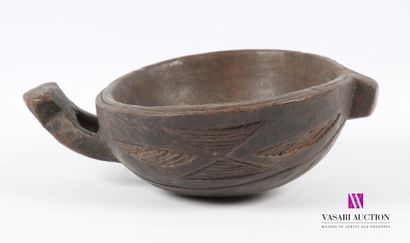 null Carved wooden bowl, the body engraved with geometric motifs, it has a small...