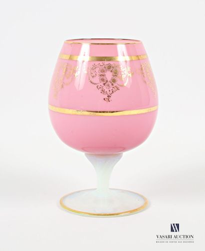 null Vase ballon en verre opalin rose et blanc et rehauts dorés, il présente un profil...
