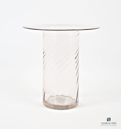null Vase de forme tubulaire, le col aplati en verre translucide à décor de motifs...