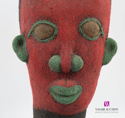null CAMEROON - BAMILÉKÉ
Large royal head in terracotta covered with pearls
20th...