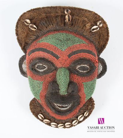 null CAMEROUN - BAMILÉKÉ
Masque en bois sculpté recouvert de perles de couleurs,...