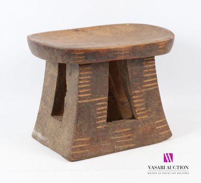 null CAMEROUN - BAMILÉKÉ
Tabouret de chef coutumier en bois sculpté, l'assise ovale...