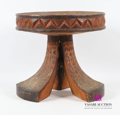 null CAMEROUN - BAMILÉKÉ
Tabouret en bois sculpté et patiné, l'assise ronde et creusée...